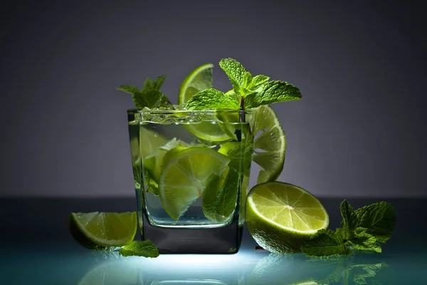 Cocktail mit Limette, Eis und Pfefferminze . — Stockfoto