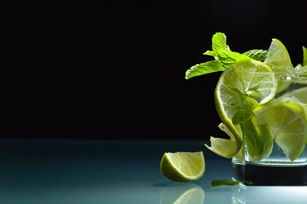 Cocktail con lime, ghiaccio e menta piperita  . — Foto Stock