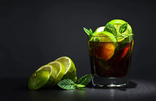 Cocktail med lime, is och pepparmynta . — Stockfoto