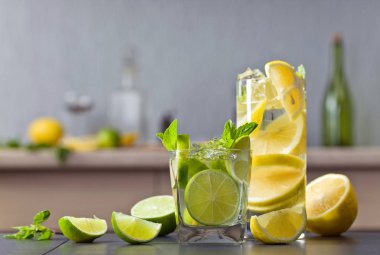 Limon ve nane kokteyli.