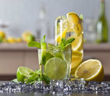 Limon ve nane kokteyli.