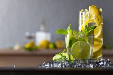 Limon ve nane kokteyli.