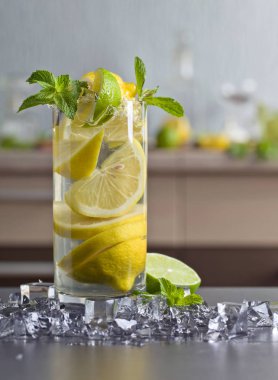 Limon ve nane kokteyli.