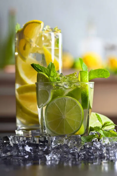 Cocktail com citrinos e hortelã-pimenta . — Fotografia de Stock