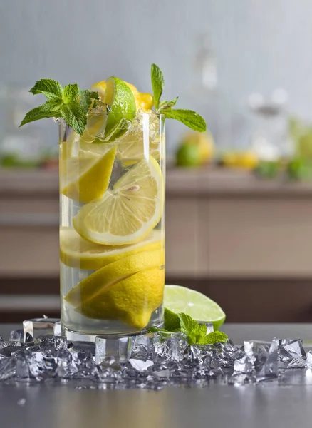 Limon ve nane kokteyli.