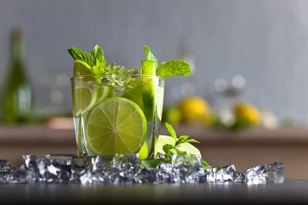 Cocktail with lime and peppermint. — Stock Photo, Image