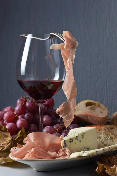 Prosciutto en rode wijn. — Stockfoto