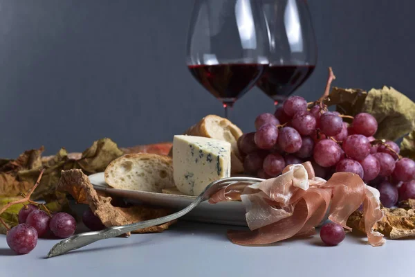 Prosciutto y vino tinto . — Foto de Stock