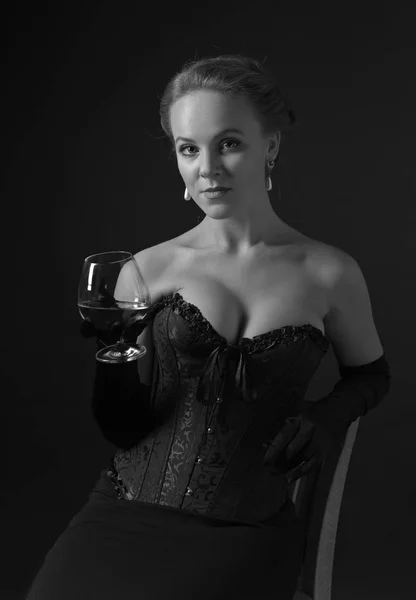 Mladá krásná žena v černém korzetu. — Stock fotografie