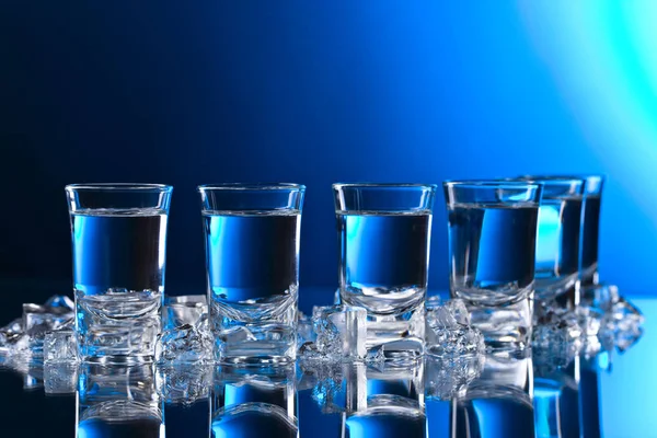 Gläser Wodka mit Eis . — Stockfoto