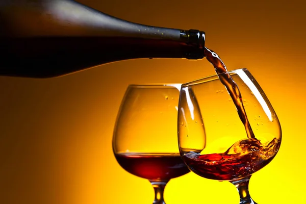 Cognac versato in un bicchiere — Foto Stock