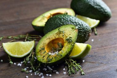 Kireç ile avokado, kekik ve deniz tuz 