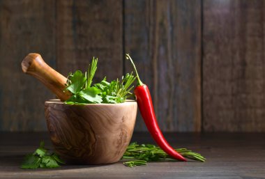 Eski ahşap bir masa üzerinde farklı otlar .