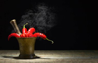 Eski bakır harç içinde kırmızı biber biber.