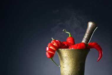 Eski bakır harç içinde kırmızı biber biber.