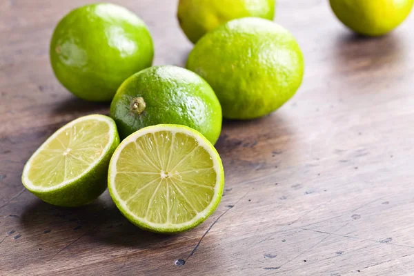 Tüm grup ve taze limes ahşap bir masaya kesilmiş .  