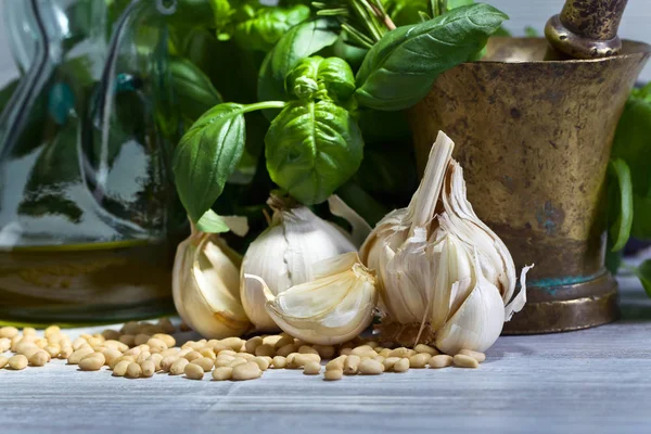 Ahşap bir masaya pesto yapmak için malzemeler .