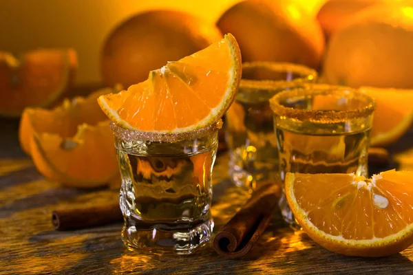 Tequila de ouro com laranja e canela  . — Fotografia de Stock