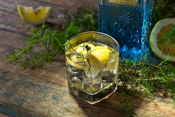 Kokteyl mavi cin, tonik ve limon ile .