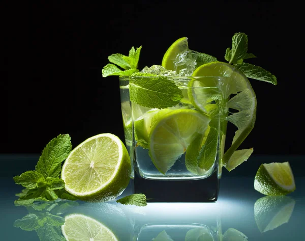 Cocktail com limão, gelo e hortelã-pimenta  . — Fotografia de Stock