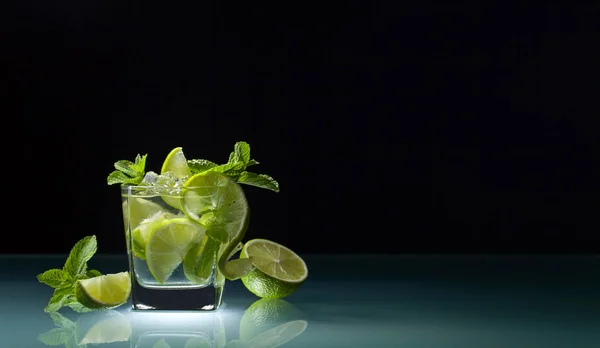 Cocktail au citron vert, glace et menthe poivrée  . — Photo