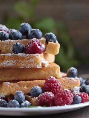 Ahududu ve böğürtlenli gözleme 