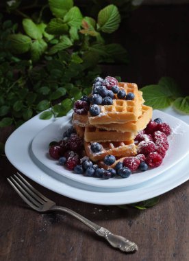 Ahududu ve böğürtlenli gözleme 