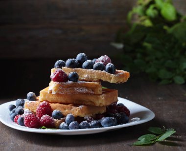 Ahududu ve böğürtlenli gözleme 