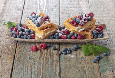 Ahududu ve böğürtlenli gözleme 