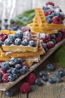 Ahududu ve böğürtlenli gözleme 