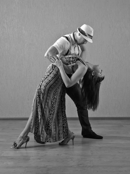 Dançando jovem casal — Fotografia de Stock