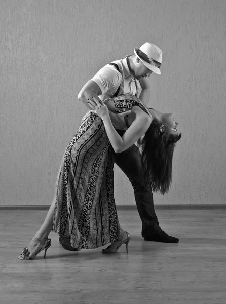 Dancing young couple — Stock Photo, Image