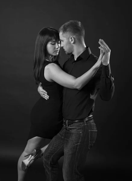 Молодая пара танцует на тёмном фоне — стоковое фото