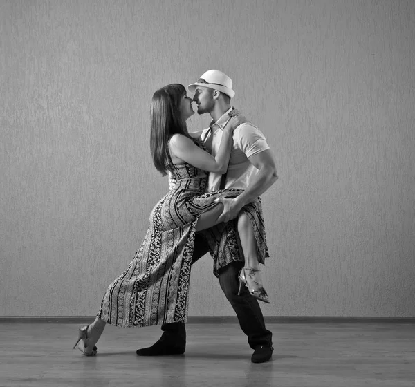 Dançando jovem casal — Fotografia de Stock