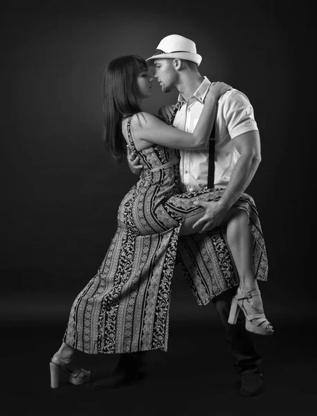 Jeune couple dansant — Photo