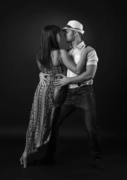 Танцующая молодая пара — стоковое фото