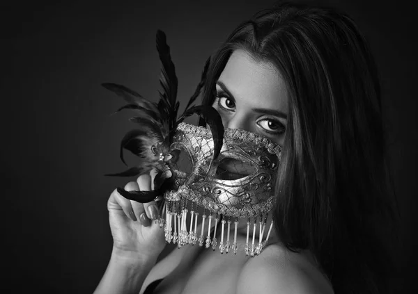 Mooie vrouw met carnaval masker — Stockfoto