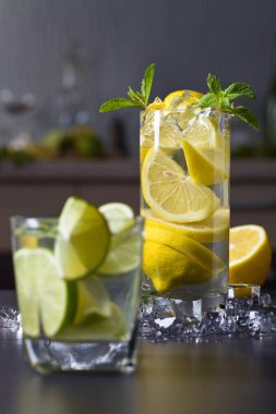 Limon ve nane kokteyli.