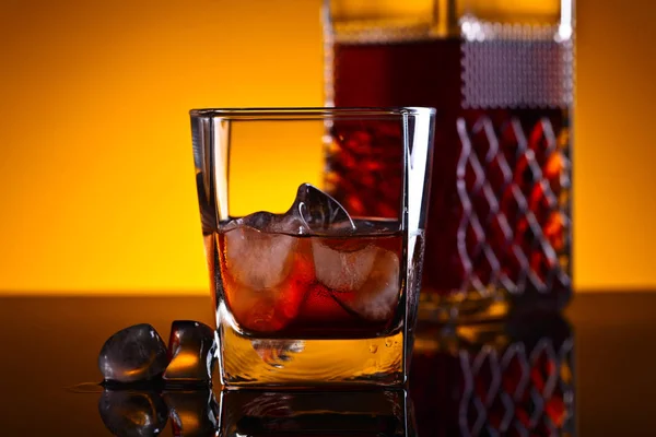 Bicchiere di whisky con ghiaccio naturale — Foto Stock