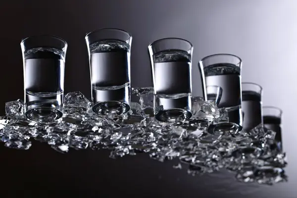 Bicchieri di vodka  . — Foto Stock