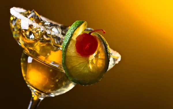 Cocktail alcolico con ciliegia e lime . — Foto Stock