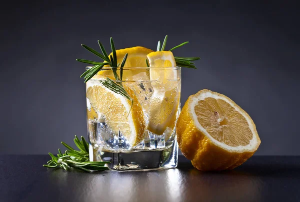 Tonik, limon ve biberiye ile kokteyl .