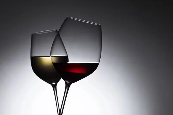 Glazen met rode en witte wijn — Stockfoto