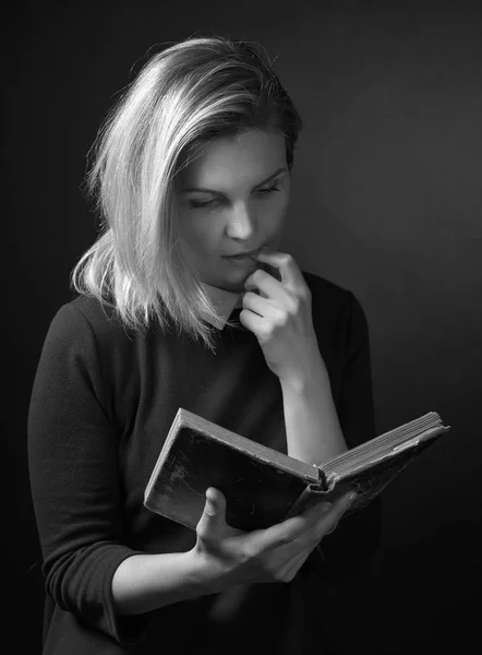 Молода жінка з книгою  . — стокове фото