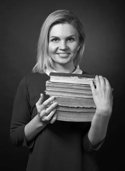 Retrato de mujer joven con libros  . —  Fotos de Stock