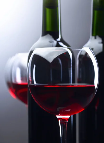 Бутылки и бокалы красного вина — стоковое фото