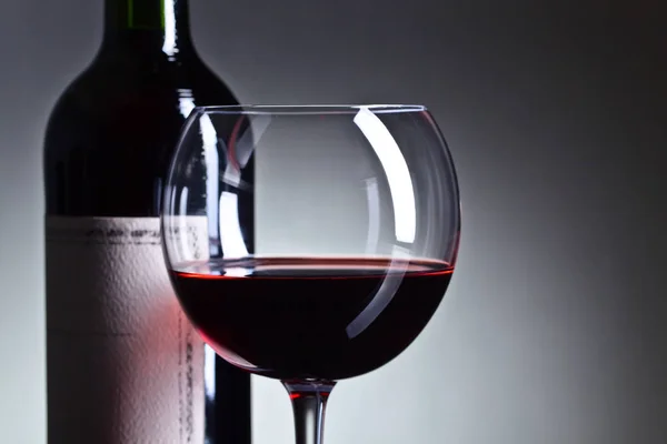 Garrafa e copo de vinho tinto  . — Fotografia de Stock