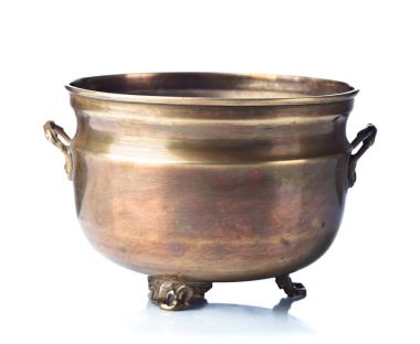 Beyaz bir arka plan üzerinde izole eski pirinç pot.