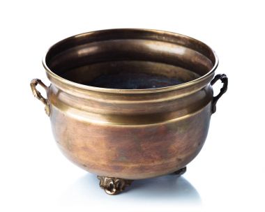 Beyaz bir arka plan üzerinde izole eski pirinç pot.