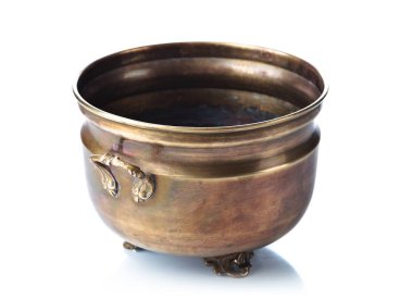 Beyaz bir arka plan üzerinde izole eski pirinç pot.